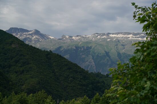 die gegenüberliegenden Gebirgsketten, auf denen noch der Schnee schimmert