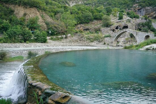 das überschüssige Wasser strömt über die Poolwände ins Flussbett