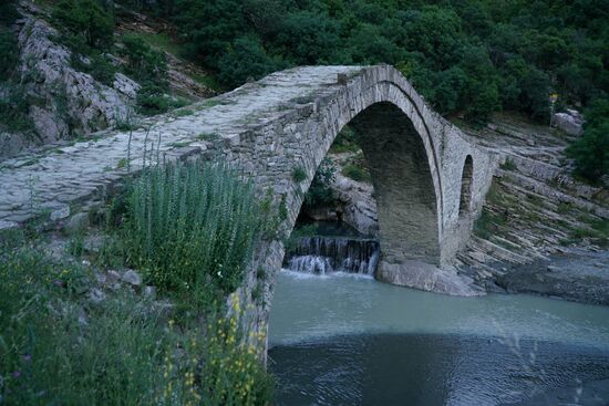 der Weg über die Steinbogenbrücke in der Dämmerung
