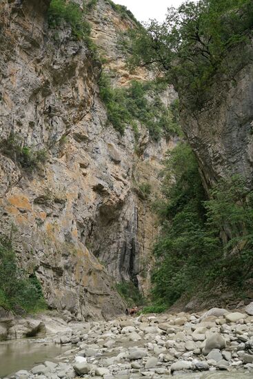 wir schätzen die Felswände auf 200 bis 250 Meter