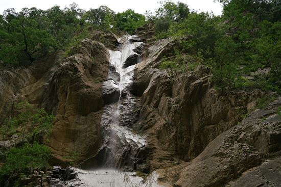 ein Wasserfall stürzt sich zu uns herab