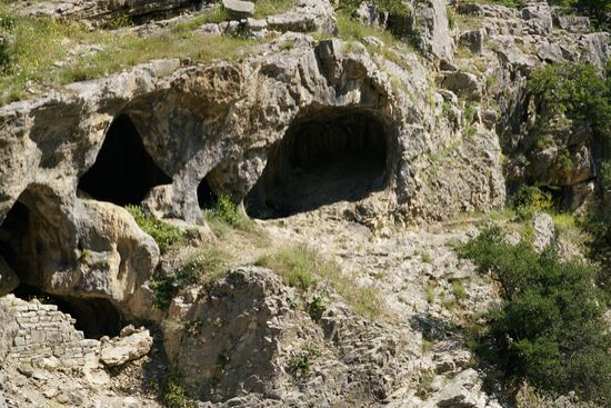 Höhlen auf der Hangseite im Karstgestein