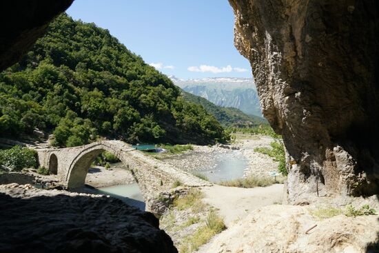 Blick aus einer Karsthöhle auf den Pool