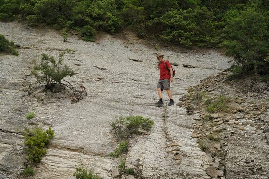 auf dem nicht gekennzeichnete Weg durch ein ausgetrocknetes Bachbett