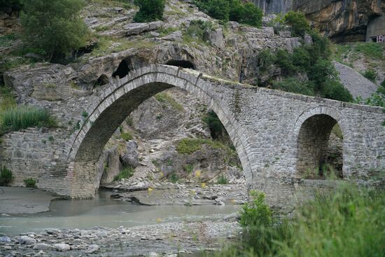 bei der Steinbogenbrücke verlassen wir den Weg