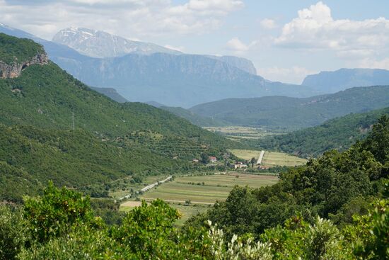 Blick auf das Vjosatal. Von hier aus geht es über die Berge.