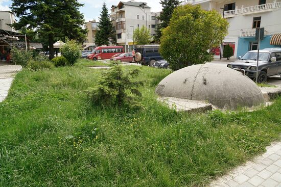 Überall stoßen wir auf die Einmannbunker, die Envar Hoxha im ganzen Land errichten ließ