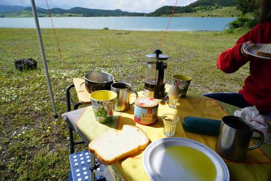 ein Frühstück ohne Kühlschrank
Toast, leicht gesalzen in Olivenöl getränkt, dazu ein gekochtes Ei und Kaffee