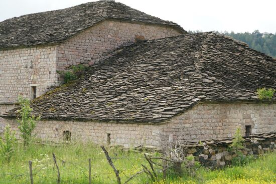 Die Kirche "Erzengel Michael und Gabriel"
Die Beulen im Dach verbergen die Kuppeln im Inneren.
Zu türkischer Zeit durfte man die christlichen Kuppen außen am Gebäude nicht zeigen.