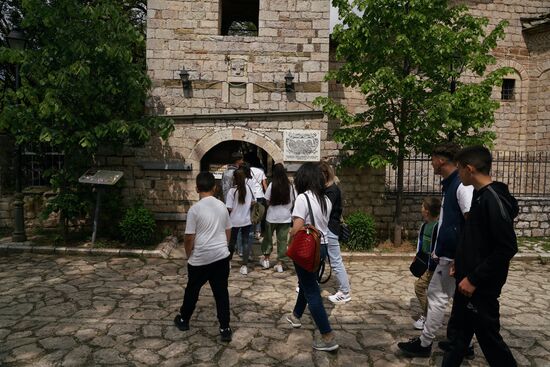warum interessiert sich eine französische Jugendgruppe so sehr für diese Kirche?
