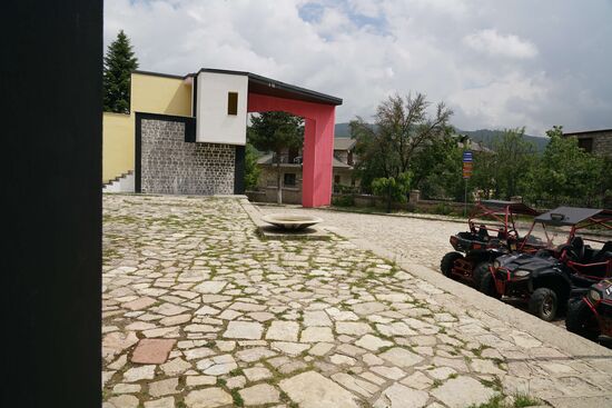 das Durchfahrtstor auf den zentralen Platz von Voskopoja