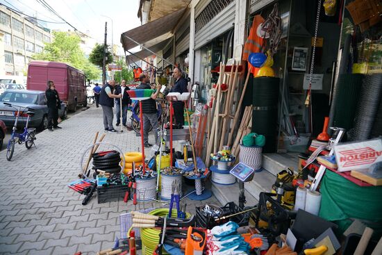 Gemischtwaren an der Straße. Hier gibt es alles für den Haushalt