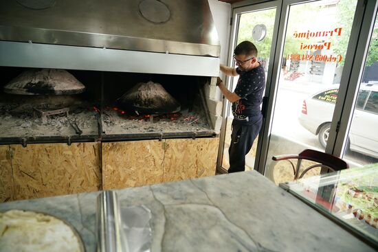 hier gibt es gefüllte Teigfladen direkt aus dem Feuer