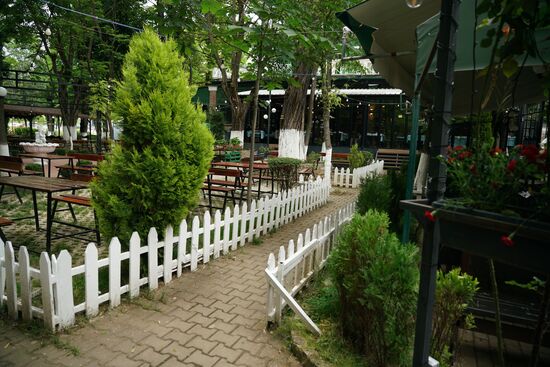 angeschlossen ist ein originalgetreuer deutscher Biergarten