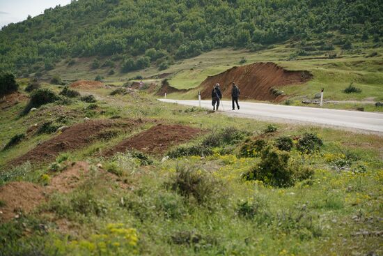 zwei Schafhirten auf ihrer Wanderung . . .