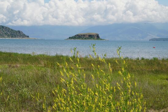 vor uns die Insel 'Malingrad' mit den Eremitenklöstern