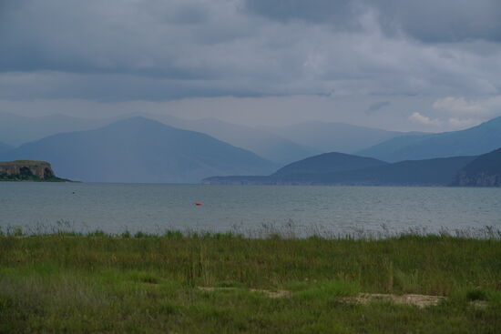 schwer beladene Gewitterwolken schieben sich über die Berge