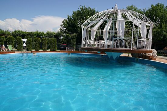 Legjenda-Camping: Swimminpool mit Cocktailterrasse