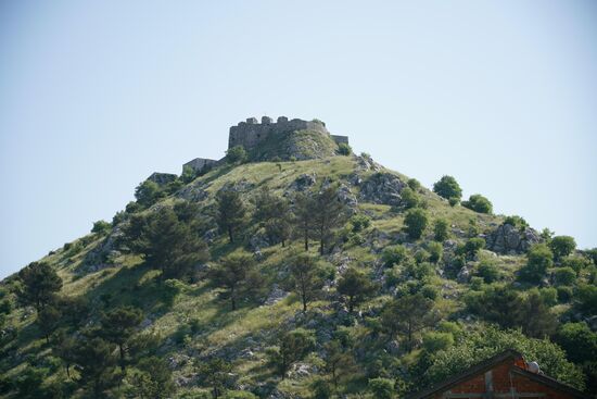 die Burg 'Rozafa' trohnt auf ihrem Felsen