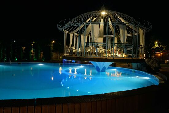 abends am Pool mit Beleuchtung und Musik