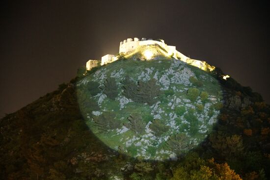 nachts wird viel Aufwand getrieben um alles ins rechte Licht zu rücken