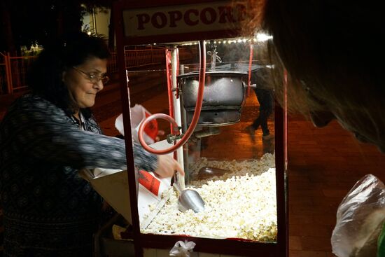 eine der Popcornverkäuferinnen