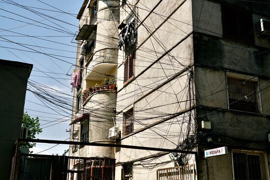 elektrische Verbindungen über der Straße