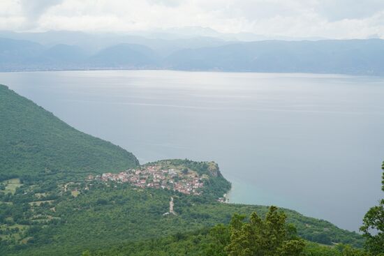 weit unter uns der Ohridsee, in der Sonne liegend