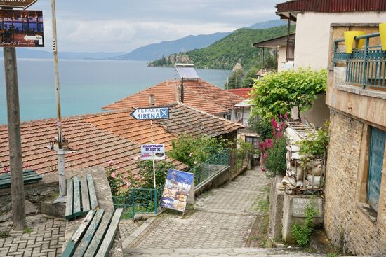 der mazedonische Ort Trpejča, dessen Straßen großteils aus Treppen bestehen