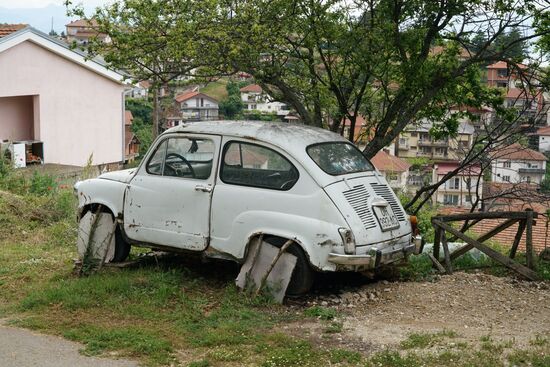 ein ordentlich abgestellter Fiat 500 älteren Baujahres