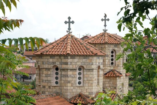 zwei Türme einer orthodoxen Kirche auf Augenhöhe