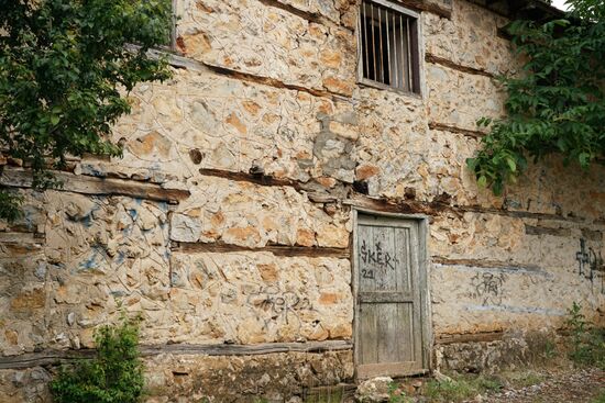 die in die Hauswände eingefügten Balken dienen dem Erdbebenschutz