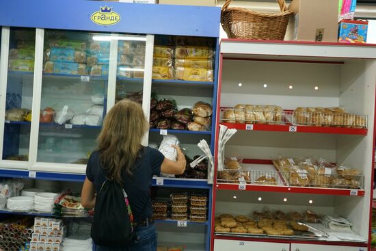 im Supermarkt gibt es einen Brotschrank