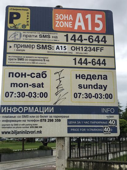 das Hinweisschild für die Parkplatzbenutzung