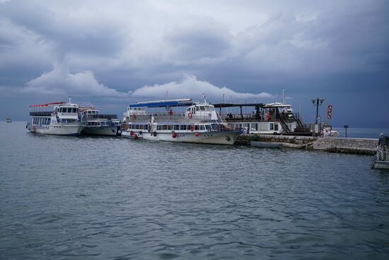 am Pier im Hafen warten die Skipper auch bei nahendem Gewitter auf zahlungskräftige Ausflügler