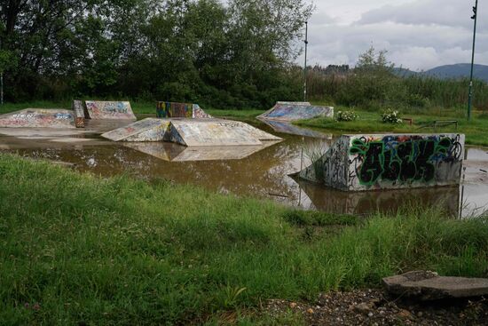 nach dem Gewitter will dass Wasser aus der Skaterbahn nicht ablaufen