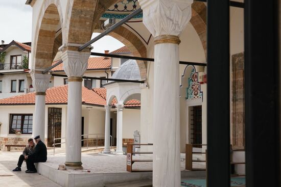 vor der großen Moschee im Zentrum von Ohrid