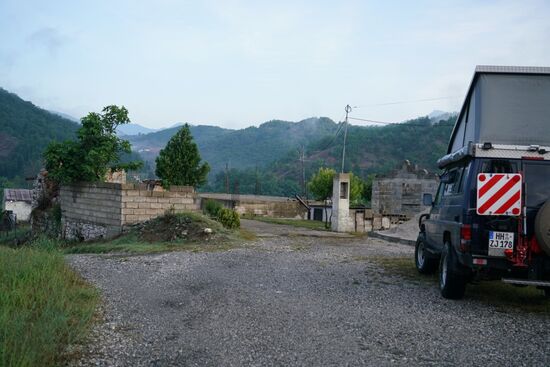 wir bleiben zunächst vor der verlassenen Baustelle stehen und erkunden zu Fuß
