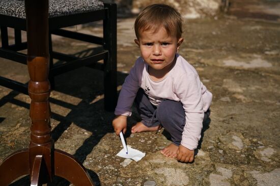 der Kleine möchte gerne den Adresszettel bemalen