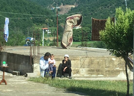 die gastfreundliche Familie auf ihrer Baustelle erwartet uns bereits