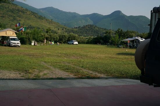 die Wiese des "Camp Fridolin", auf der Enten und Hühner herumlaufen