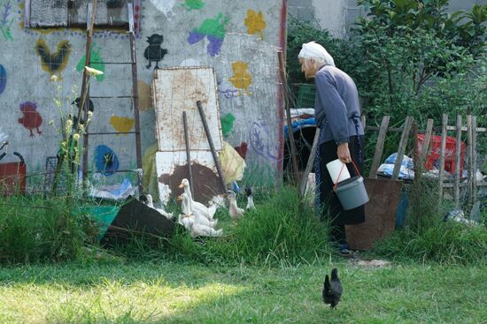 abends bringt die Mutter der Familie ihre Schützlinge ins Bett