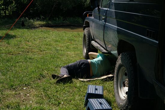 die Reparaturarbeiten beginnen schon auf unserem Wiesenstellplatz