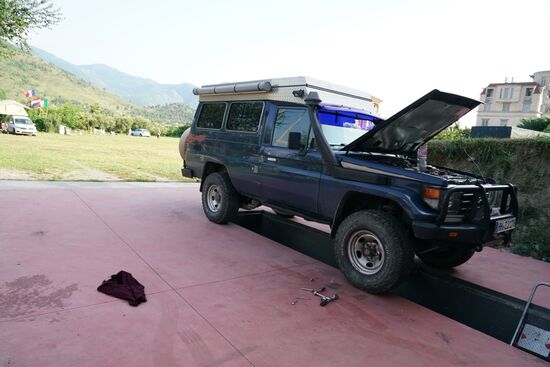 und dann geht alles ganz schnell. Ab auf die Grube.