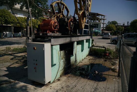 das Öl tropft seit Jahrzehnten permanent aus den alten Fördertürmen