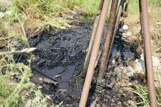 Das Rohöl versickert unkontrolliert in den Böden . . .