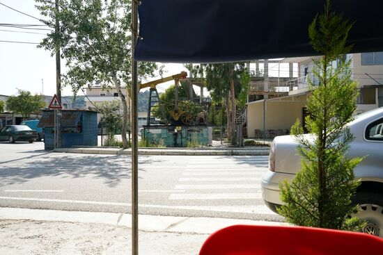 unter der Markise eines Kaffees am Straßenrand in Kuçova