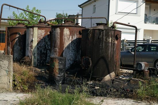 rostige, undichte Öltanks vor den Vorgärten