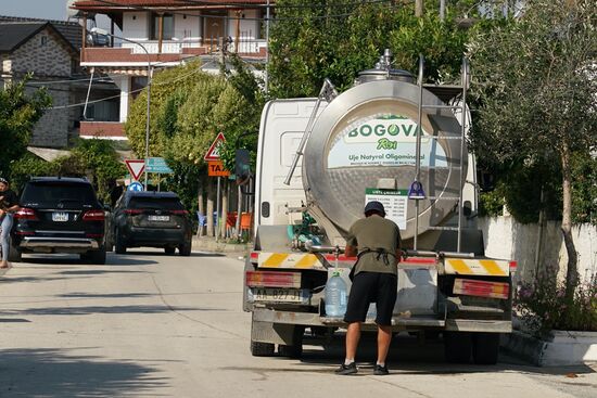 heute wird das Trinkwasser per Tankwagen hierher transportiert