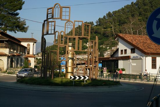 der Kreisverkehr am Anfang der Stadt symbolisiert schon das Stadtbild